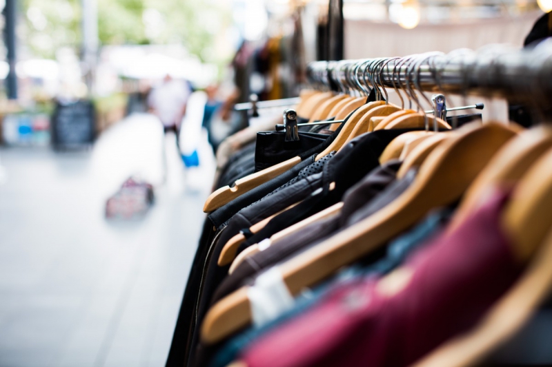magasin-MAZAUGUES-min_blur_close_up_focus_hanger_jacket_market_people_rack-1176303