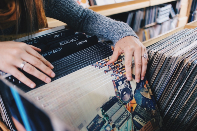 magasin-MAZAUGUES-min_vinyl_records_store_shopping_retro_music_audio_album_rock-684576